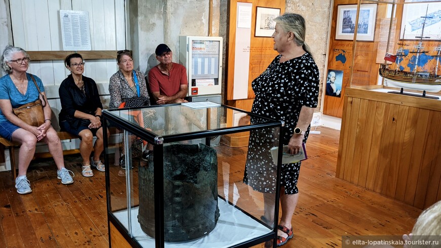 Даже весьма осведомлённым o Баунти австралийцам музеи Норфолка предлагаются туры с основательной проработкой материала, а экскурсоводы заботливо усаживают посетителей в залах, чтобы рассказать им как можно больше...