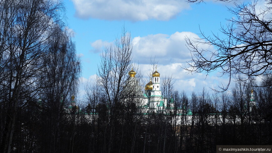 Вид на монастырь с улицы Панфилова