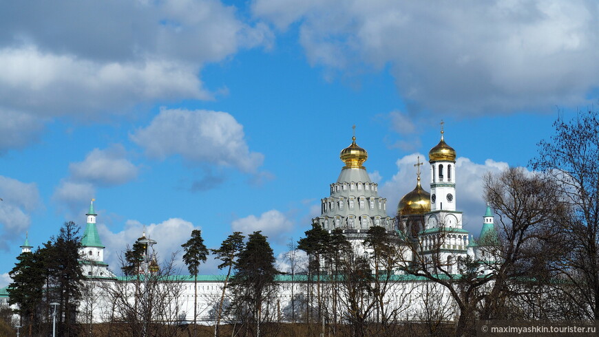 Вид на монастырь с моста через реку Истра