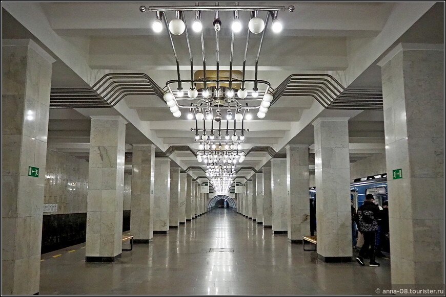 Станция имеет два ряда колонн, одетых в мрамор «коелга». Полы выложены полированным гранитом. Потолок напоминает каскад, а светильники изготовлены на заводе им. Калинина.