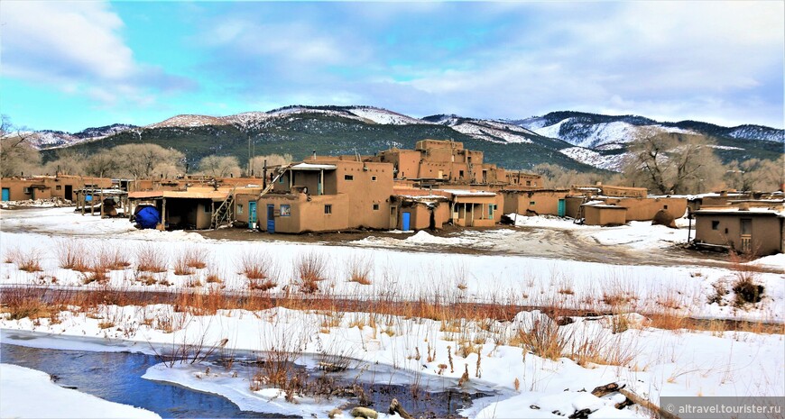 Фото 28. Taos Pueblo с ее многочисленными строениями расположилась по обе стороны небольшой речки в предгорьях массива Sangre de Cristo (Кровь Христа). 