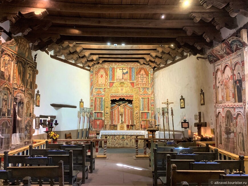 Фото 13. Святилище де Чимайо - интерьер церкви