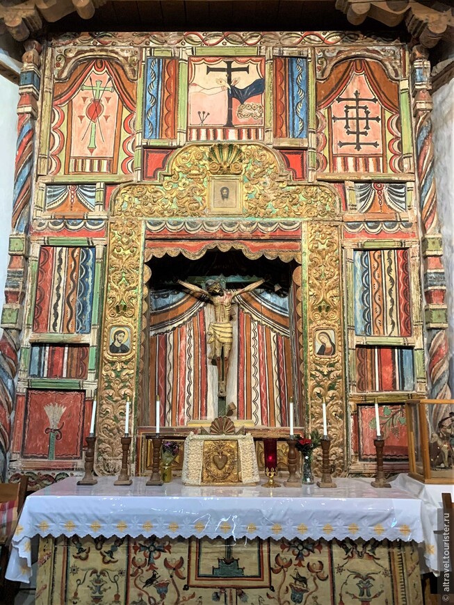 Фото 14. Святилище де Чимайо - главный алтарь с легендарным распятием