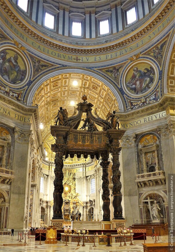 Киворий над гробницей Святого Апостола Петра. Архитектор Джованни Лоренцо Бернини. 1624—1633. В отдалении видна кафедра Святого Петра того же автора.