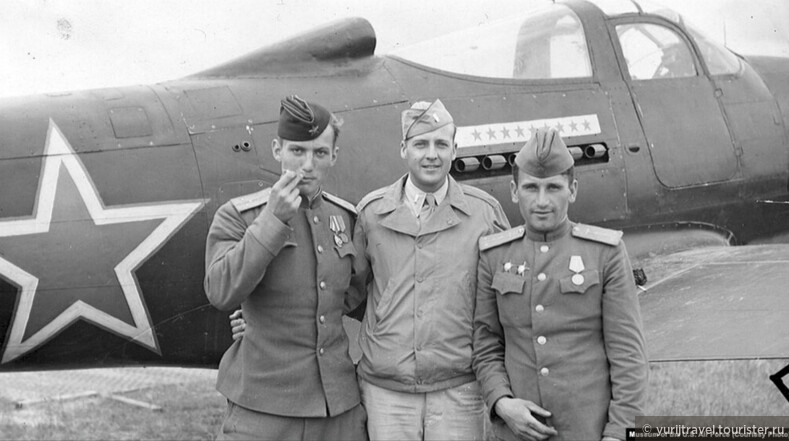 Американский и советский пилоты у самолета Р-39 Airacobra, поставленного из США в СССР в рамках программы Ленд-лиза. 1943 г.