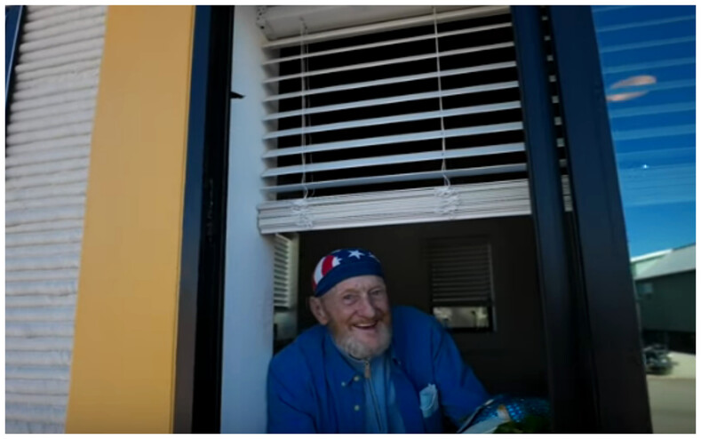 70-летний бездомный поселился в напечатанном на 3D-принтере доме: фото и видео о том, как выглядит необычное жилье