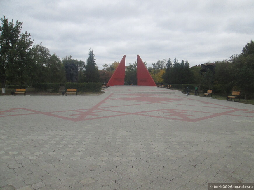 Парк, который удачно вписался в городской пейзаж между музеями