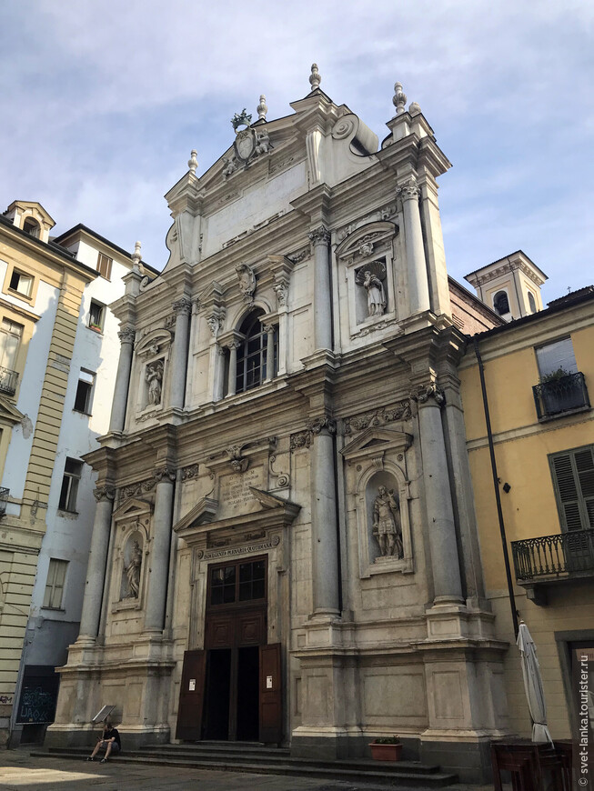 Барочный фасад базилики Корпуса Домини.