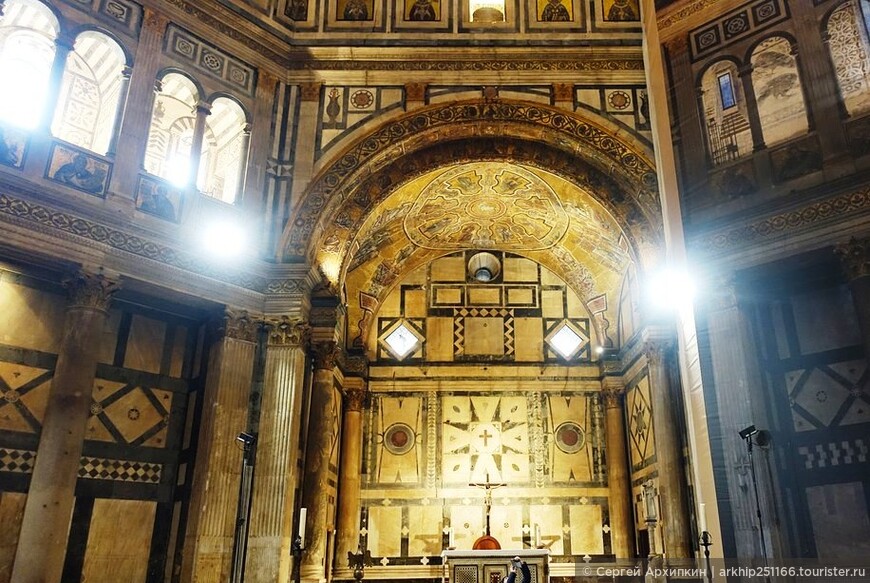 Романский Баптистерий Святого Иоанна (11 века) в Флоренции с Вратами Рая- там где крестили Данте
