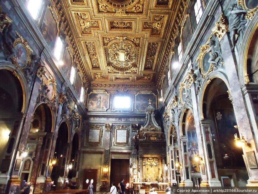 Церковь Сантиссима Аннунциата с самым шикарным интерьером во Флоренции