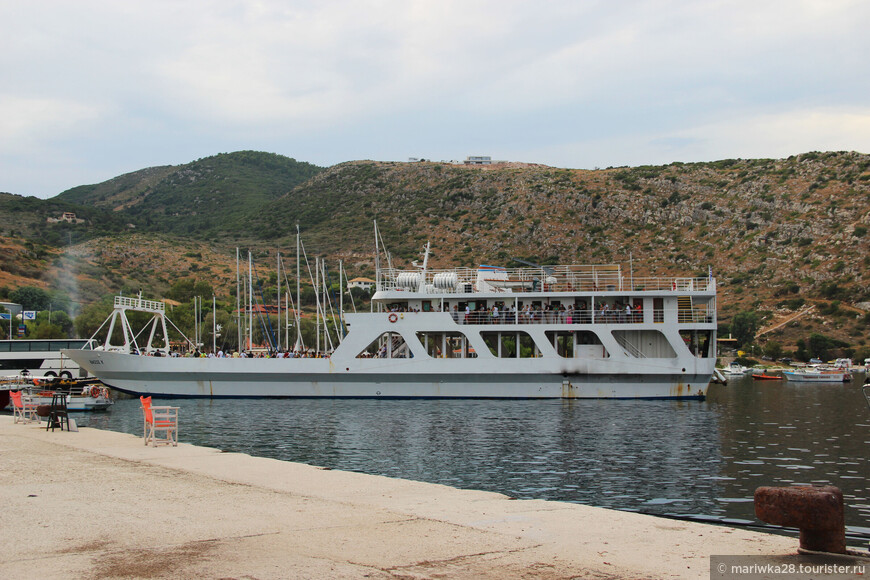 Паром в порту Агиос Николаос