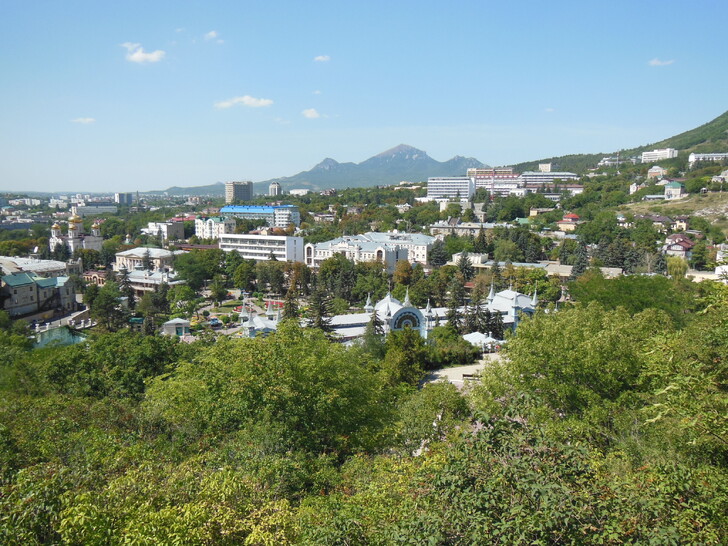 Вид с горы Горячей на город и гору Бештау