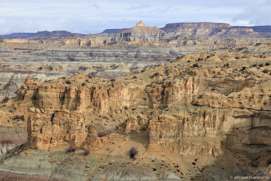 Фото 4. Верхний слой отложений каньона; впереди - Пик Ангела и большая столовая гора (справа от него)