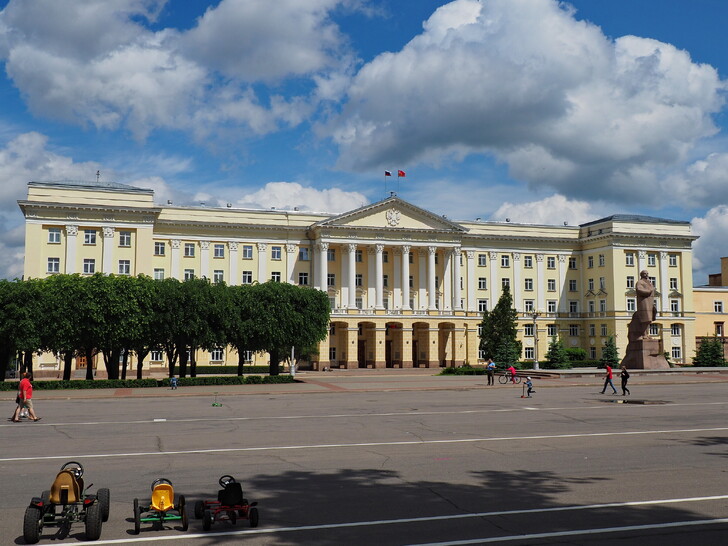 Областная администрация на площади Ленина