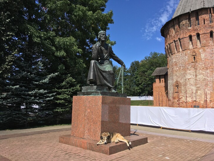 Памятник Федору Коню около Громовой башни, архитектору Смоленской крепости 