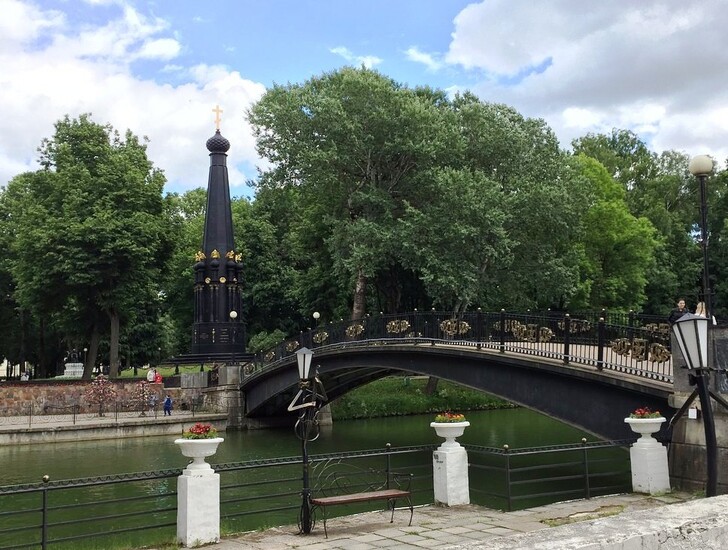 В Лопатинском саду, на заднем плане памятник защитникам Смоленска