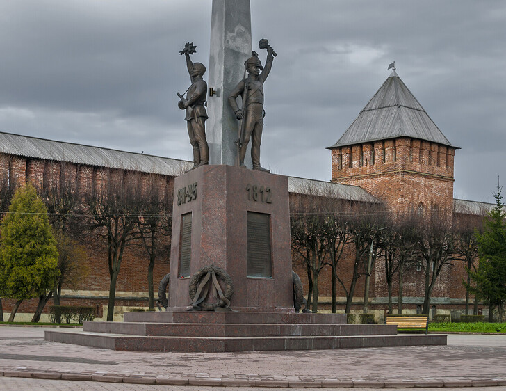 Памятник воинам, защитникам и освободителям Смоленска на площади Победы