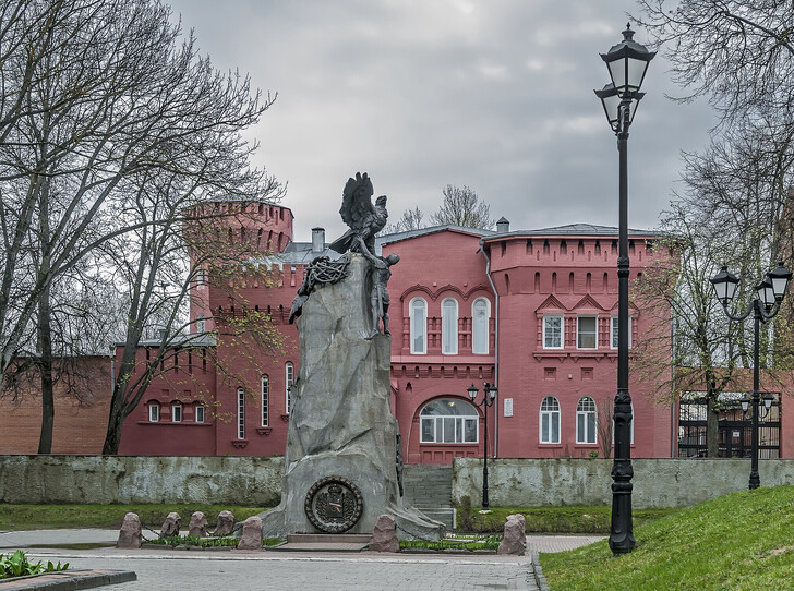 Музей ВОВ и монумент «Благодарная Россия — героям 1812 г.»