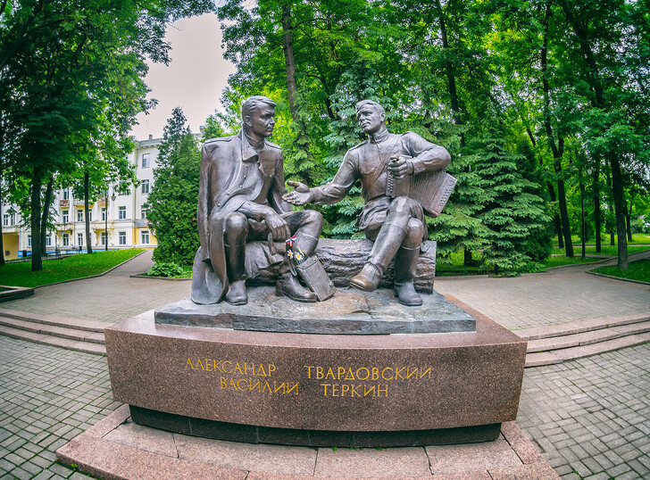 Памятник А. Твардовскому и В. Теркину