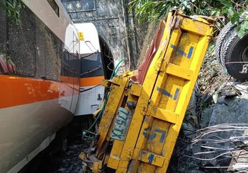 На Тайване пассажирский поезд сошёл с рельсов в туннеле: погибли 54 человека