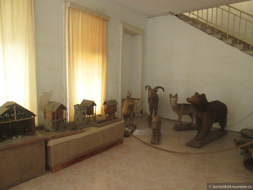 Неприметный и бедноватый музей, но зато бесплатный и со Сталиным
