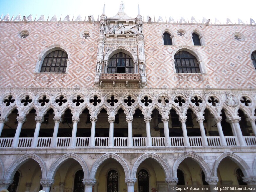 Дворец Дожей в Венеции — одно из самых известных архитектурных строений Мира и объект Всемирного наследия ЮНЕСКО
