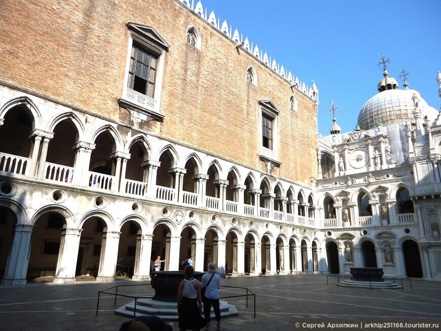 Дворец Дожей в Венеции — одно из самых известных архитектурных строений Мира и объект Всемирного наследия ЮНЕСКО
