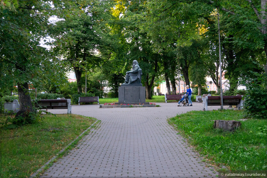 Памятник знаменитому рунопевцу Петри Шемейкке в городе Сортавала
