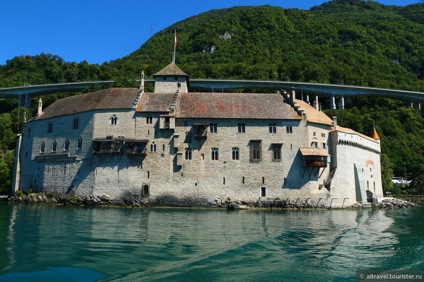 Фото 5. Шильонский замок - вид со стороны озера. Здесь - жилая часть замка, и фортификации отсутствуют.