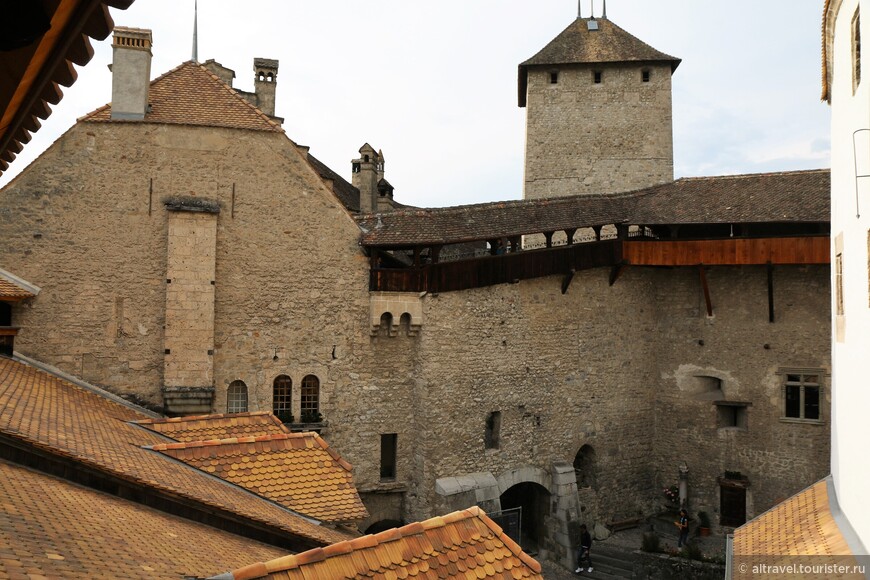Фото 11. Внутри замка. Впереди - его самая высокая башня - донжон.

