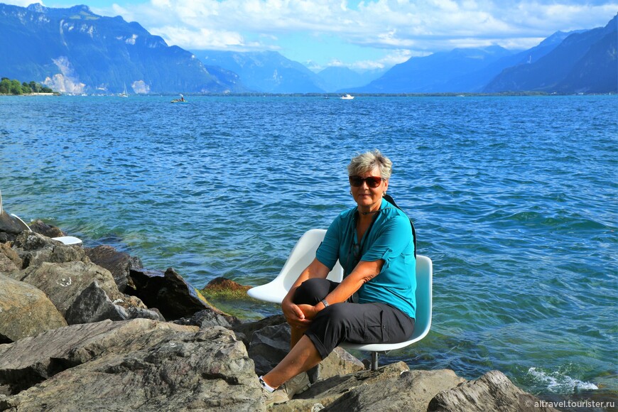 Фото 40. На берегу озера можно либо просто посидеть (кресла поворачиваются на 360 градусов)...

