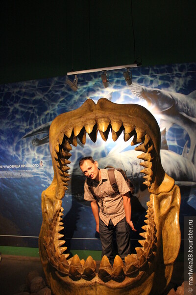 Сразу на входе в Океанариум находится большая акулья челюсть