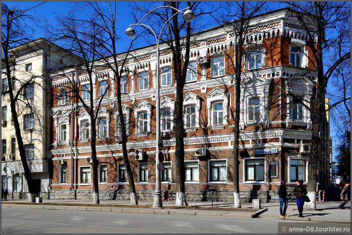 Бывшая гостиница Атаманова в Екатеринбурге. Здание построено в 1893 году.  