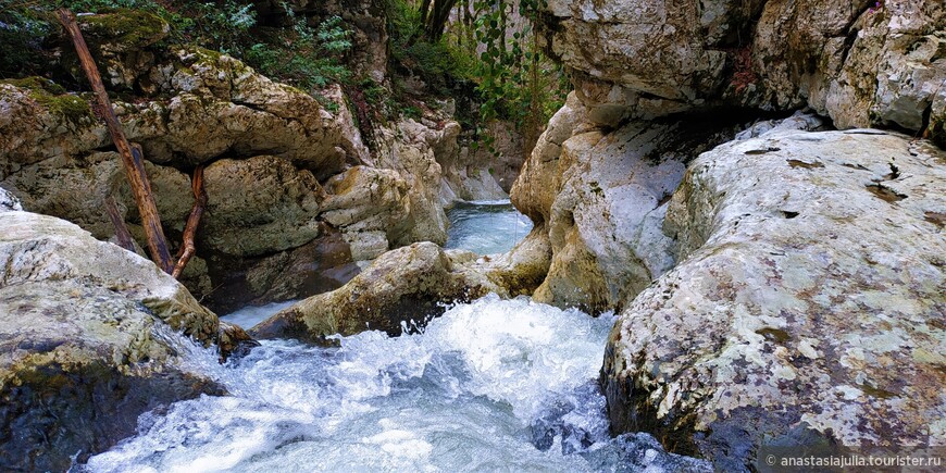 Агурское ущелье и мы: к водопадам, каньонам, орлам и Прометею 