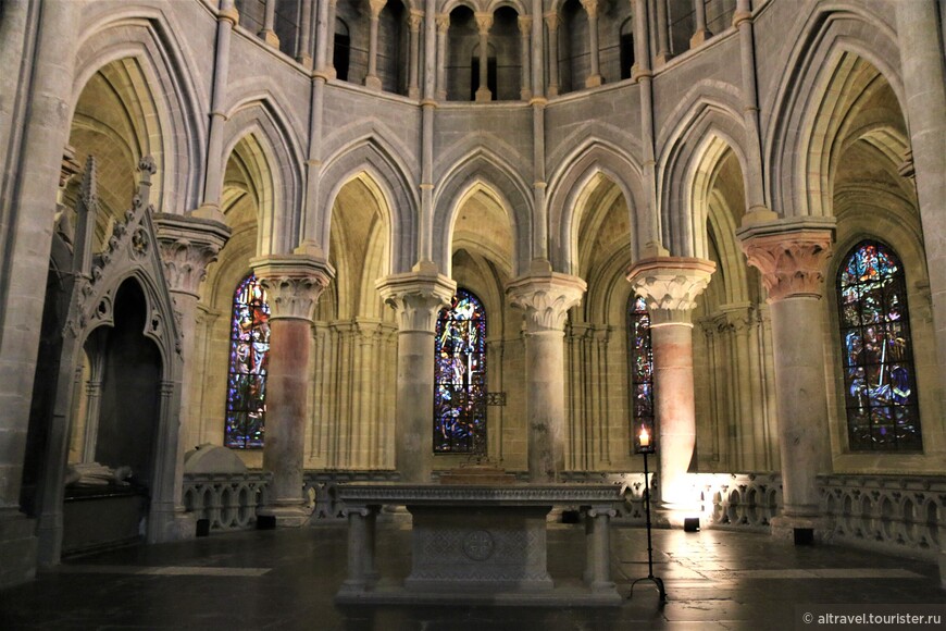 Фото 16. Полукруглая колоннада за алтарём (называется амбулатория) - самая древняя часть собора. Здесь же главные захоронения.