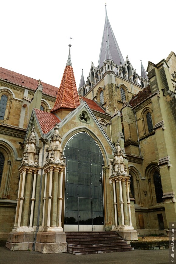 Фото 22. Раскрашенный портал на южной стороне собора (под красной башенкой).