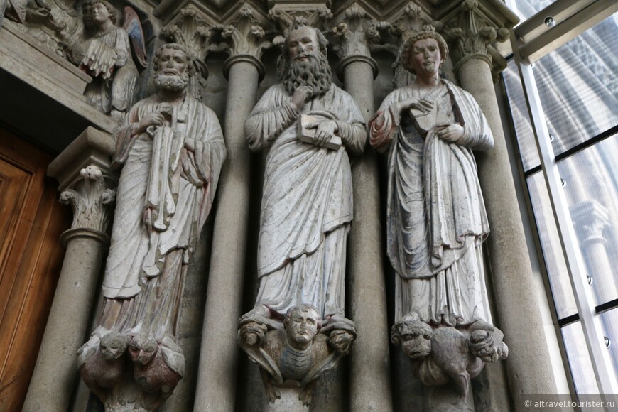 Фото 25. Слева направо: апостол Пётр, апостол Павел, апостол Иоанн-Евангелист.