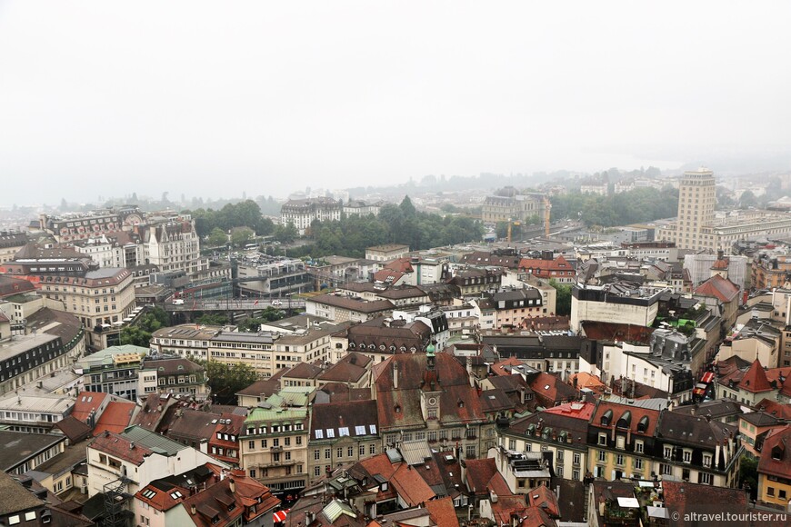 Фото 26. Вид сверху на город в хмурый день. Даже озера не видно.