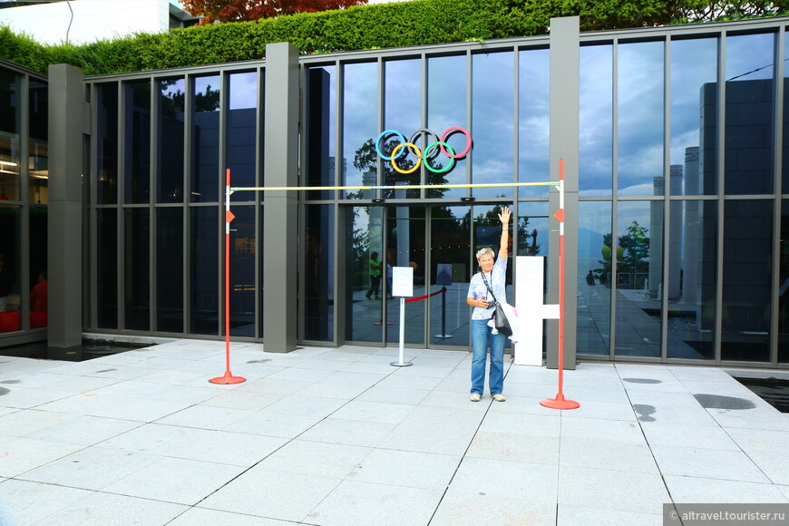 Фото 41. У входа в музей установлена планка с текущим олимпийским рекордом по прыжкам в высоту.