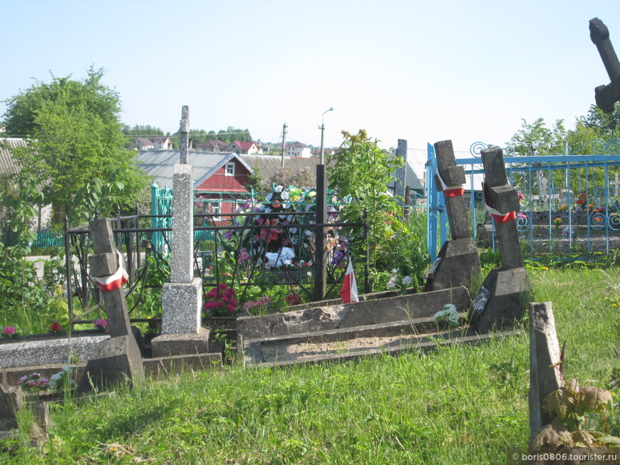 Небольшое, но интересное кладбище в Глубоком 