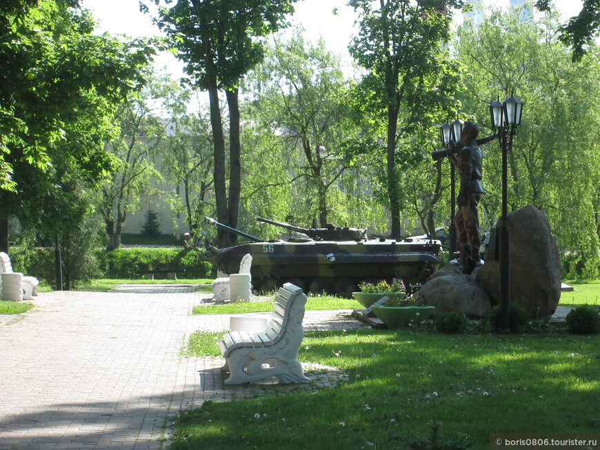 Интересный парк со скульптурами на берегу пруда