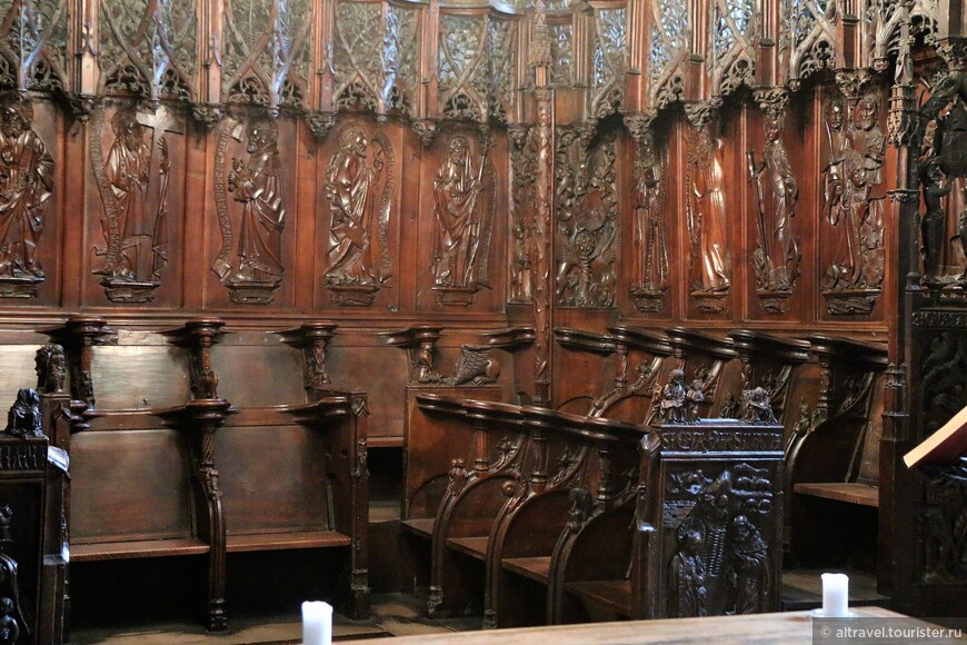 Фото 18. Резные сиденья 16-го века в одной из часовен.