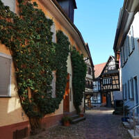 В одном из фахверковым домов проживал немецкий поэт Дитер фон Шефель.