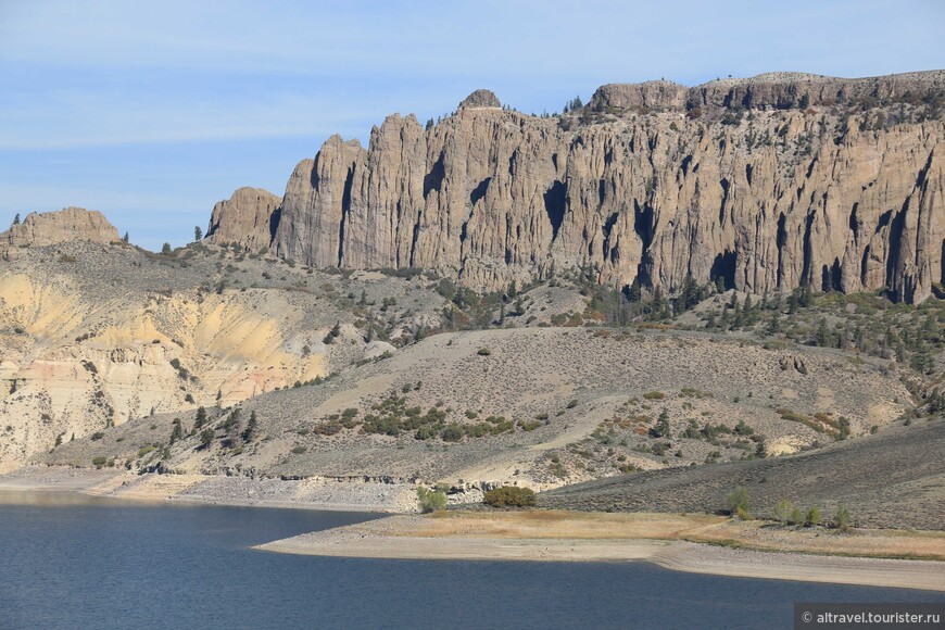 Фото 32. Blue Mesa представляет собой застывшие потоки лавы, превращённые в каменные столбы в результате выветривания