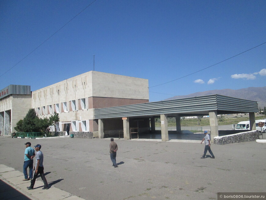 Ностальгический и бедноватый с виду вокзал у западной точки Иссык-Куля