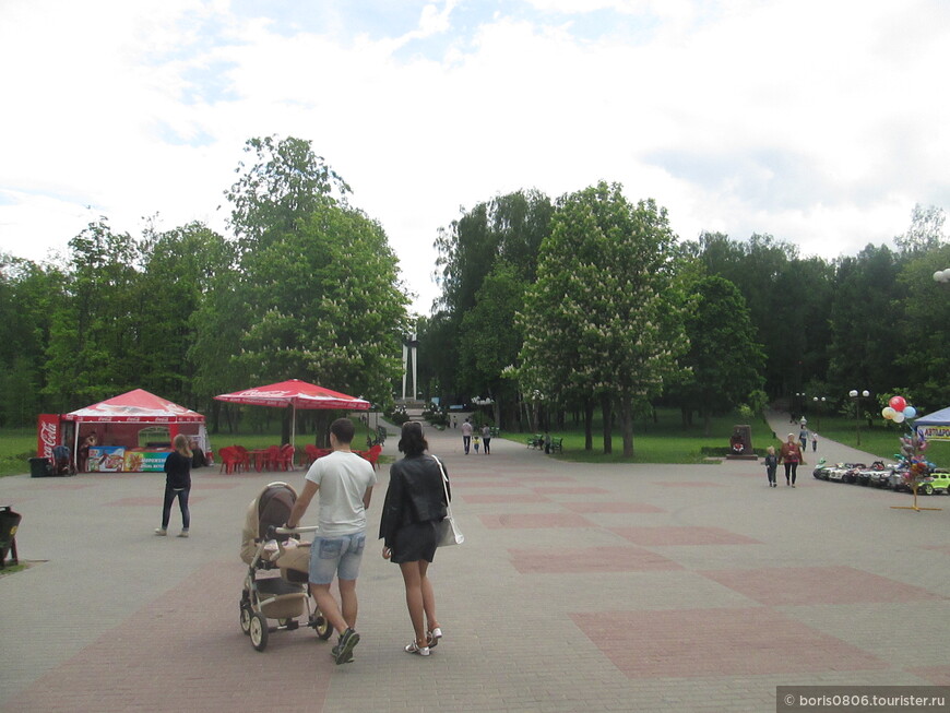 Большой и красивый парк с мемориалами на тему ВОВ