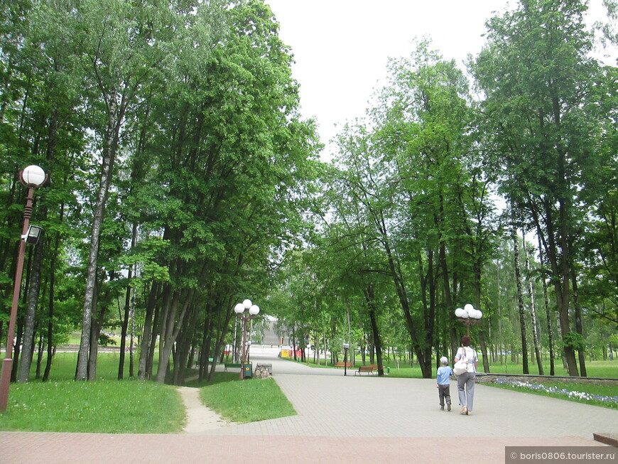 Большой и красивый парк с мемориалами на тему ВОВ