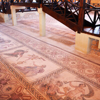 Здесь самые древние и хорошо сохранившиеся мозаики из гальки на самые разные мифологические сюжеты.