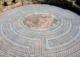 Здесь мы видим мозаику с изображением битвы Тесея с Минотавром в лабиринте.