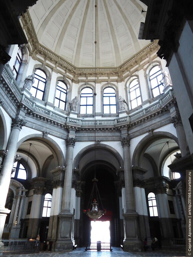 Собор Санта-Мария делла Салюте — самая крупная купольная церковь  в Венеции